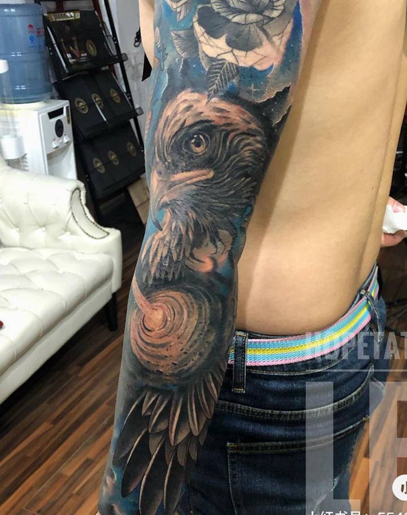 宇宙大神鹰纹身图片_手臂欧美写实纹身图案