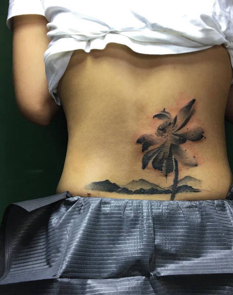 水墨荷花纹身图片_腰部水墨纹身图案