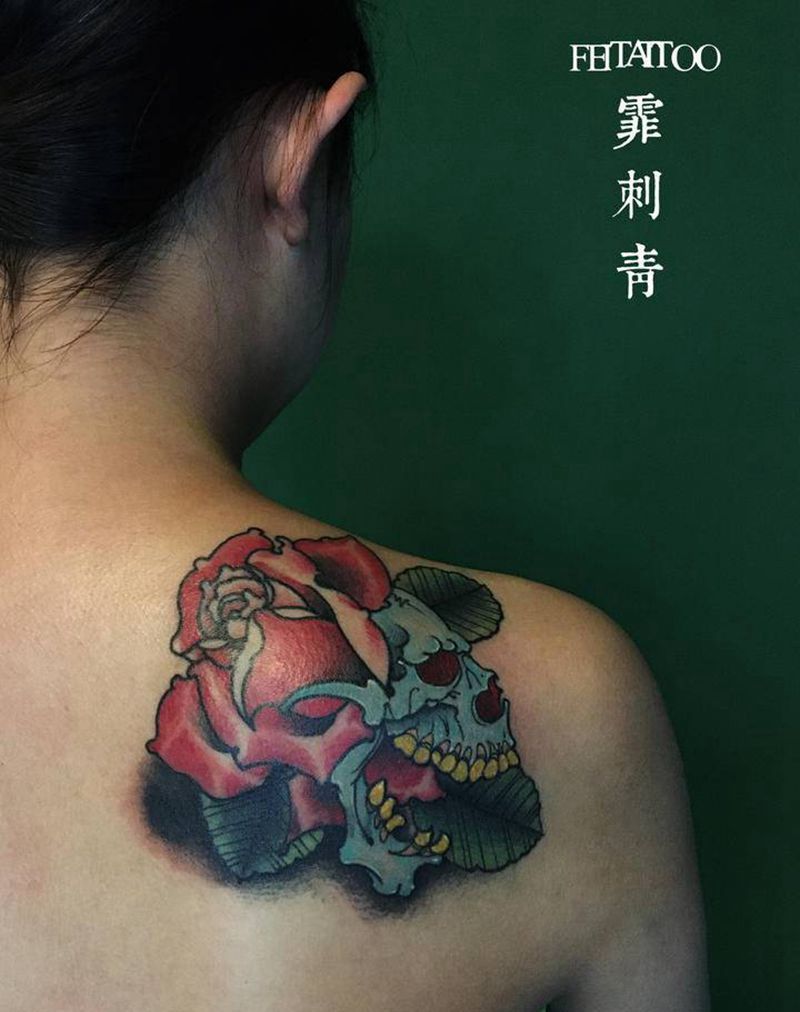 骷髅玫瑰纹身图片_背部Old School纹身图案