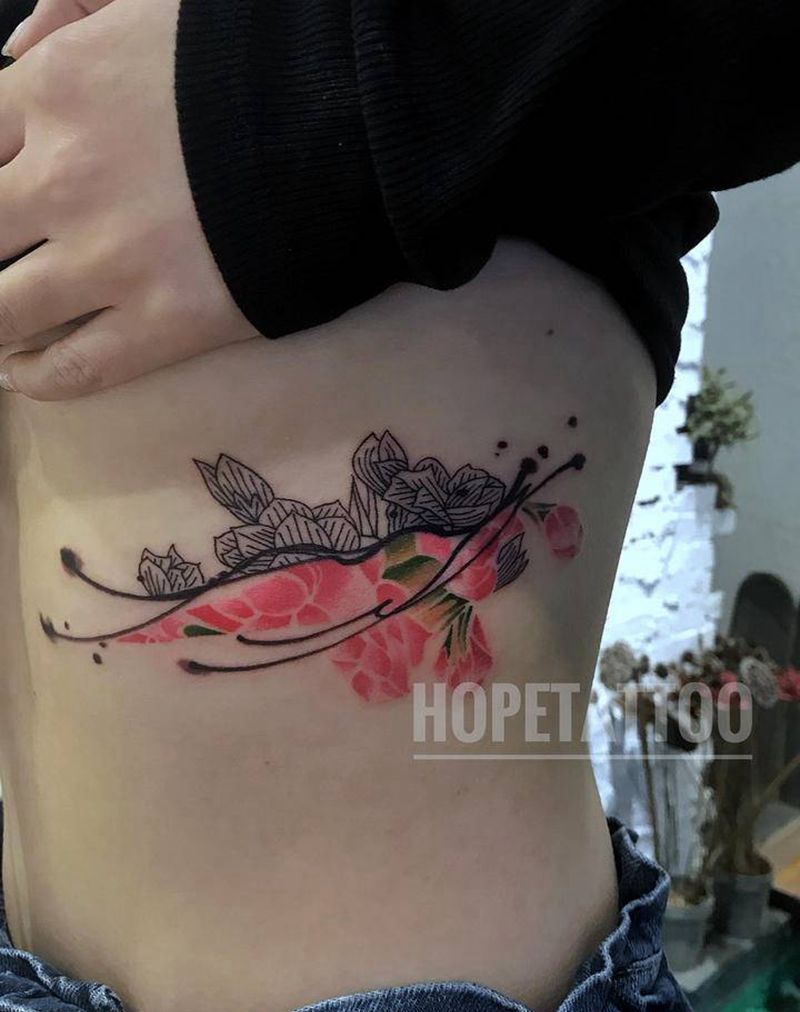 胸下小花纹身图片_腹部几何水彩纹身图案