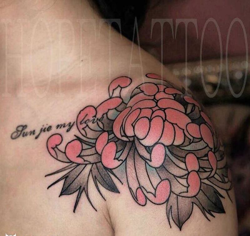 菊花纹身图片_肩部老传统Old School纹身图案