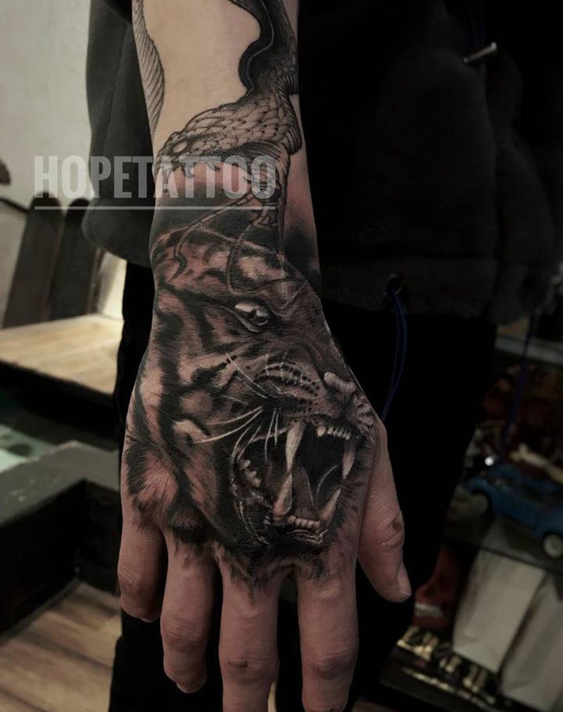 虎头纹身图片_手部欧美写实纹身图案