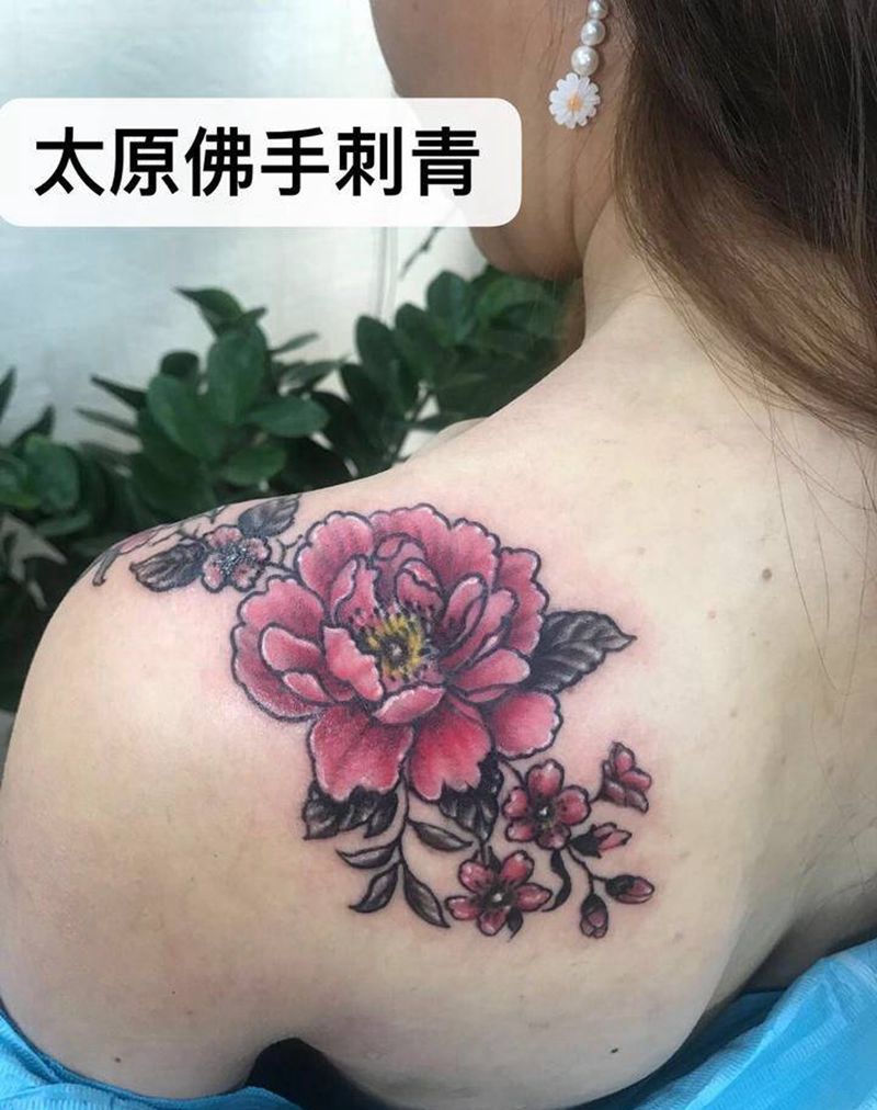 牡丹纹身图片_肩部新传统纹身图案