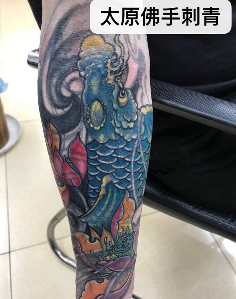 锦鲤强盖失败纹身纹身图片_手臂新传统纹身图案