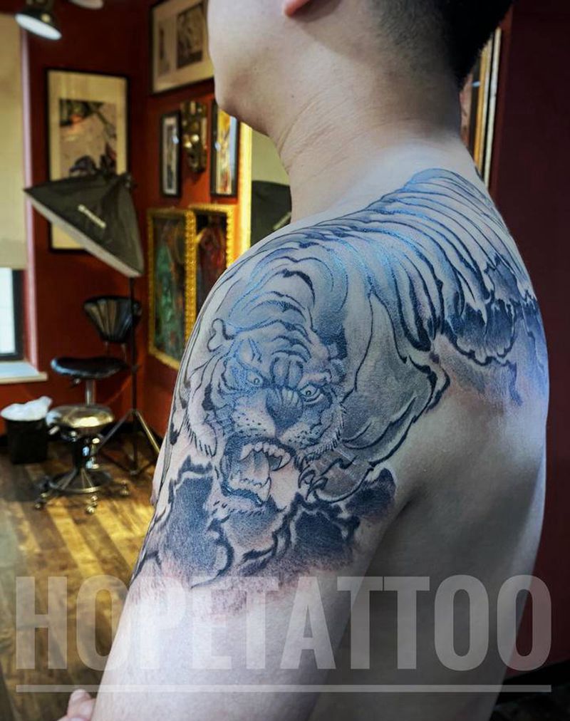 虎纹身图片_背部水墨纹身图案