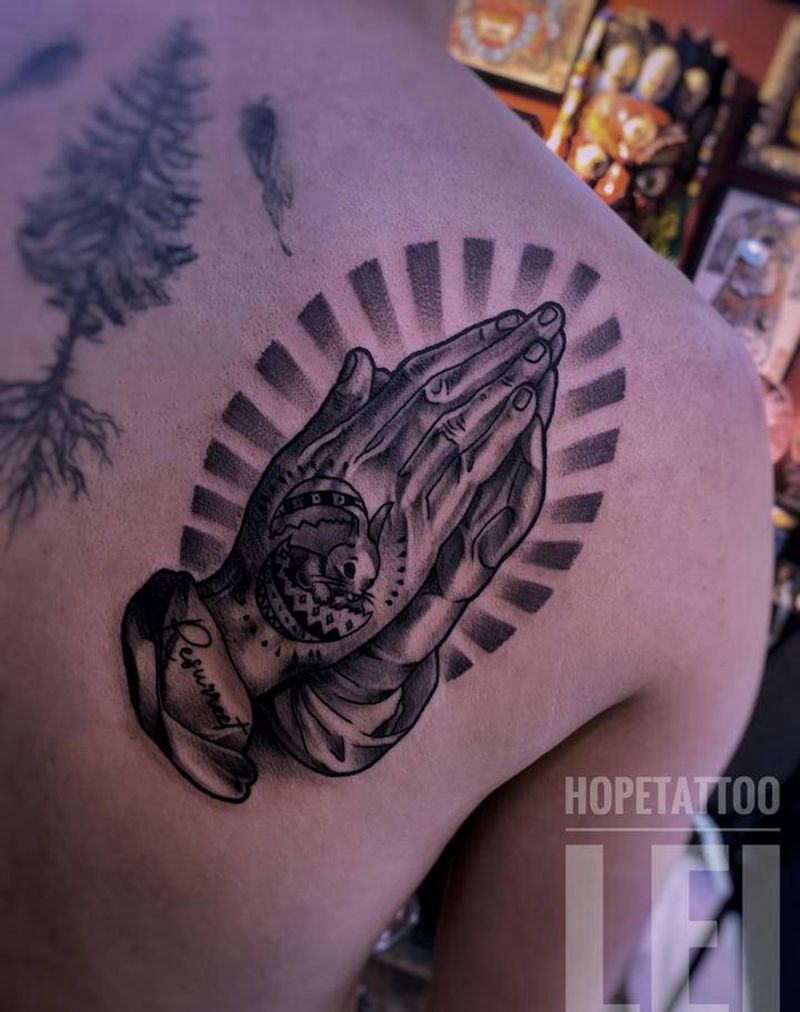 祈祷纹身图片_肩部Old School纹身图案