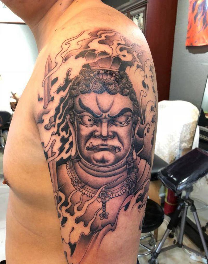 大臂不动纹身图片