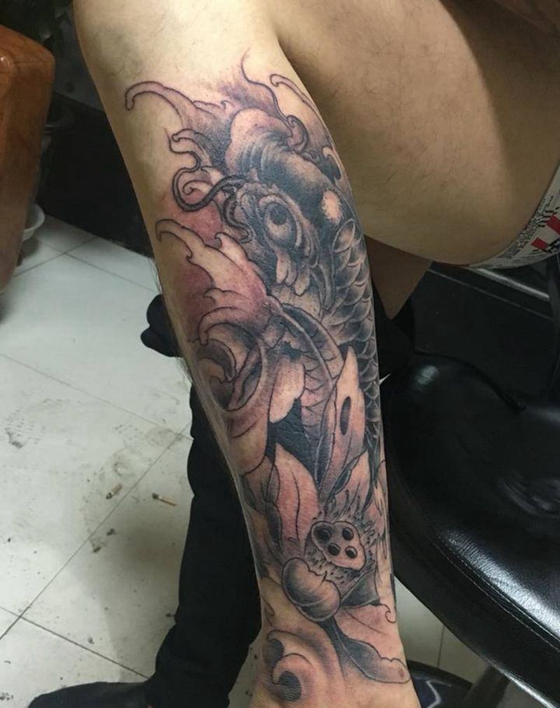 小腿鲤鱼纹身图片