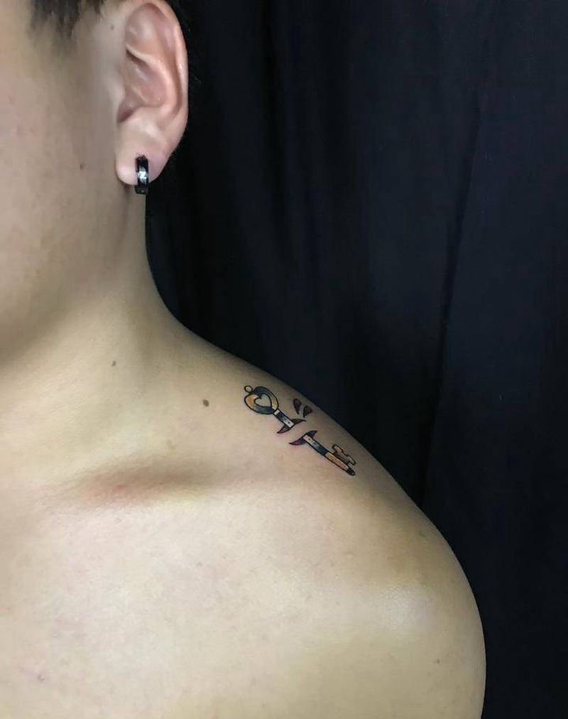 钥匙纹身图片_成品手稿颈部肩部欧美清新传统静物几何纹身图案