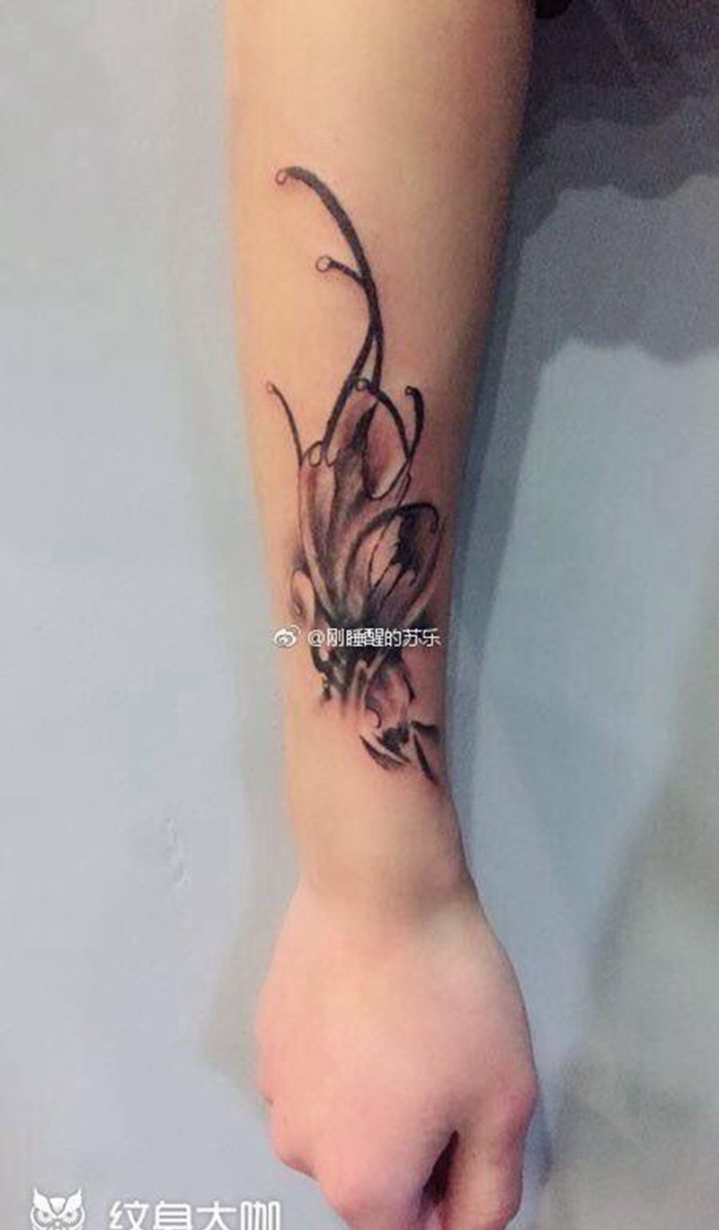 手臂上的小花花。纹身图片_植物静物成品手臂清新传统纹身图案