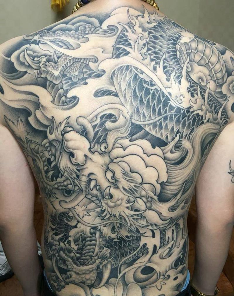 满背龙纹身图片