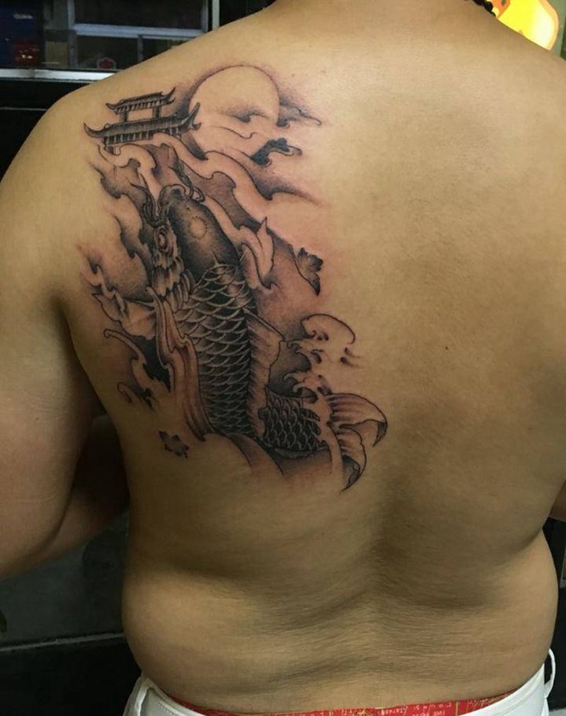 后肩鲤鱼跃龙门纹身图片