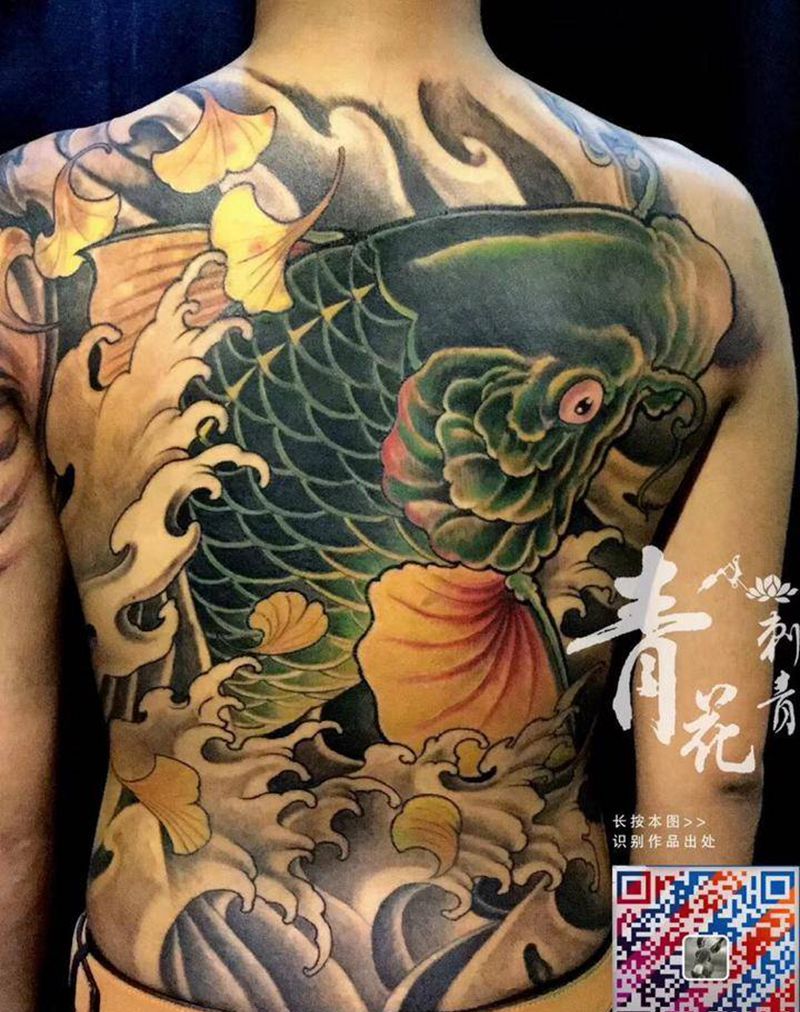 满背鱼纹身图片
