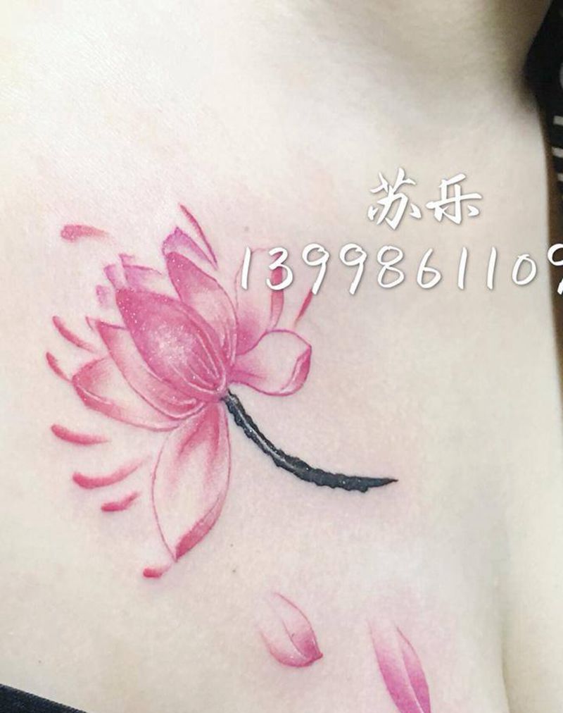 荷花纹身图片_成品胸部传统植物苏乐纹身图案