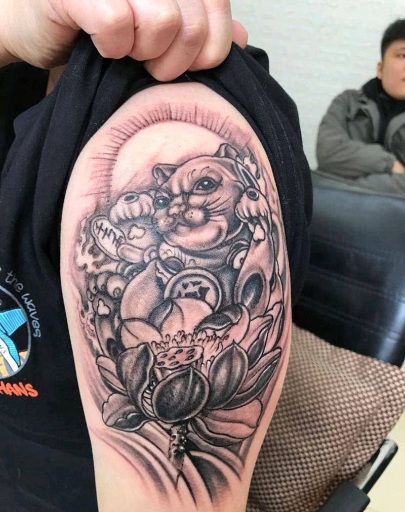 招财猫纹身图片_肩部新传统纹身图案