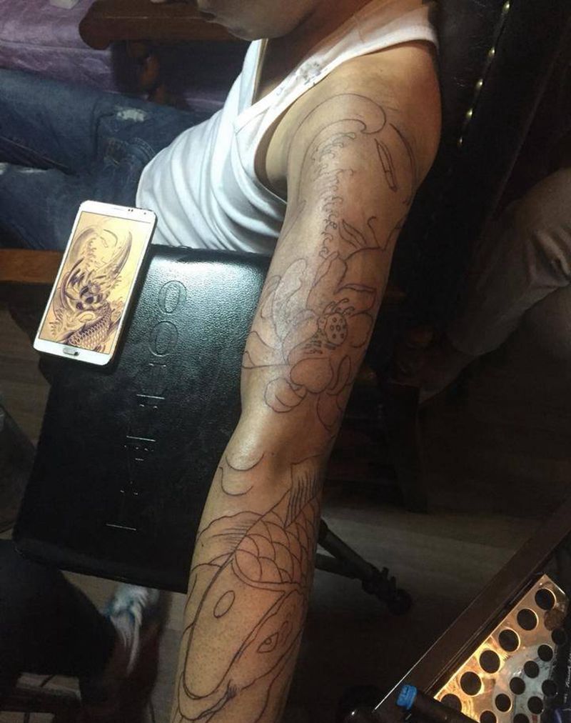 割线进行中纹身图片