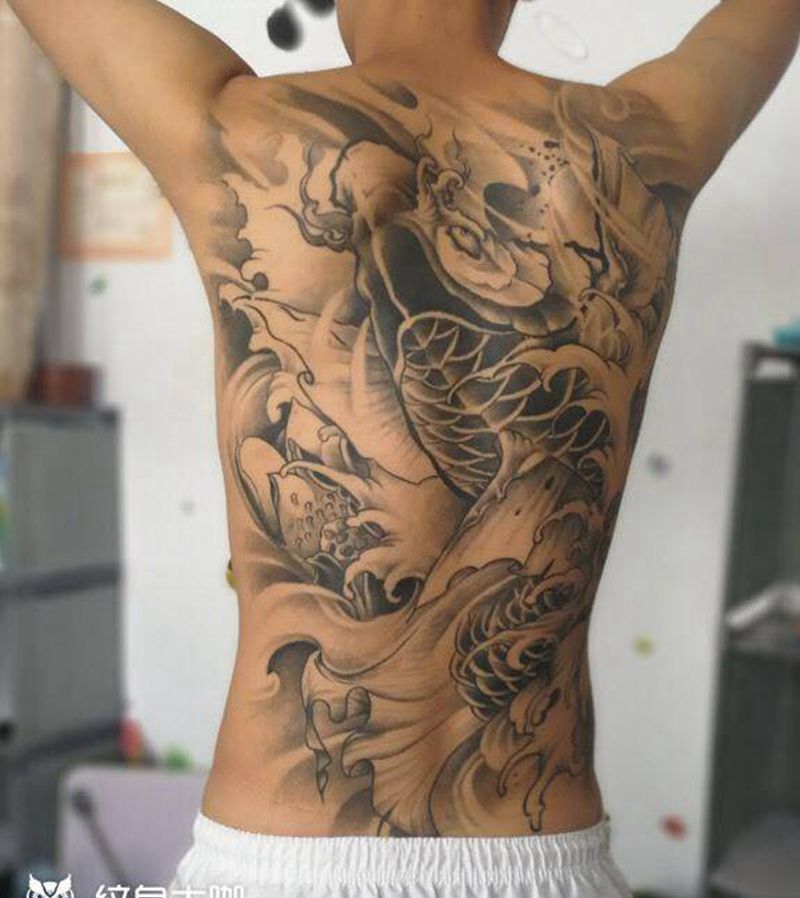 满背鱼纹身图片