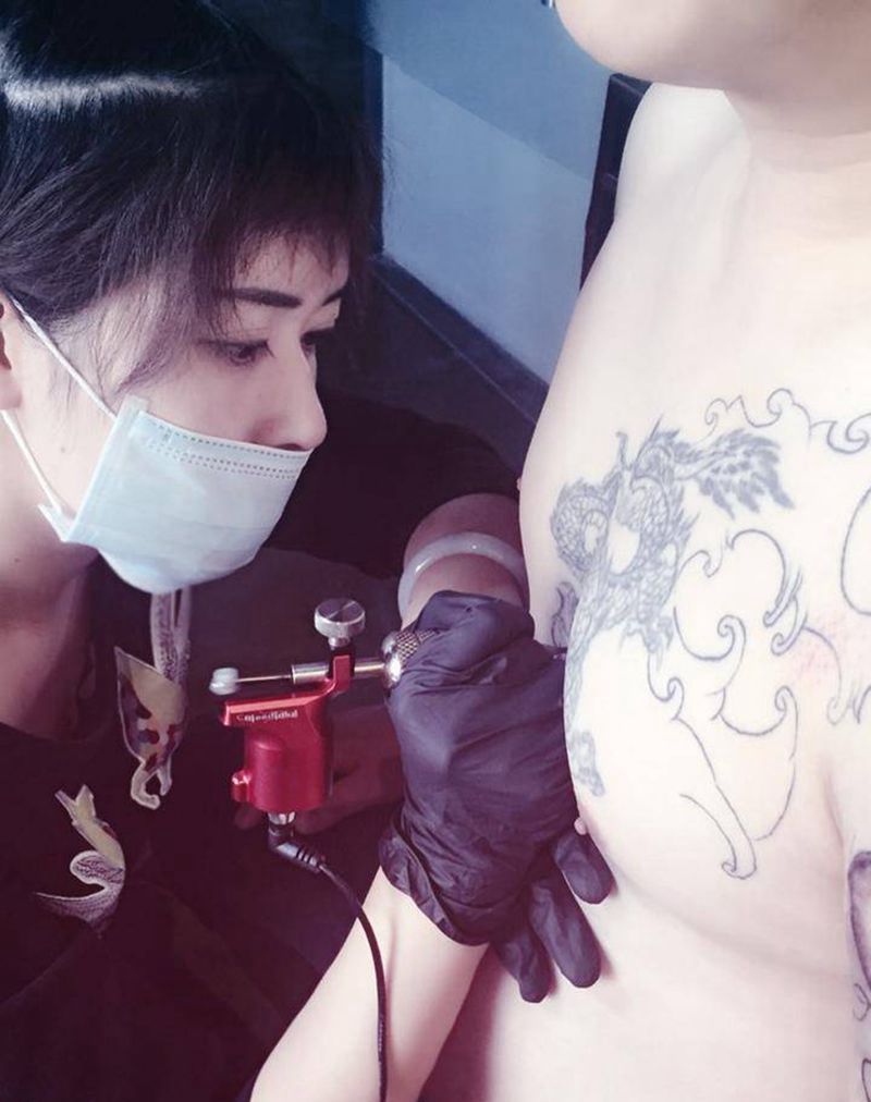 一张工作照，没了纹身图片