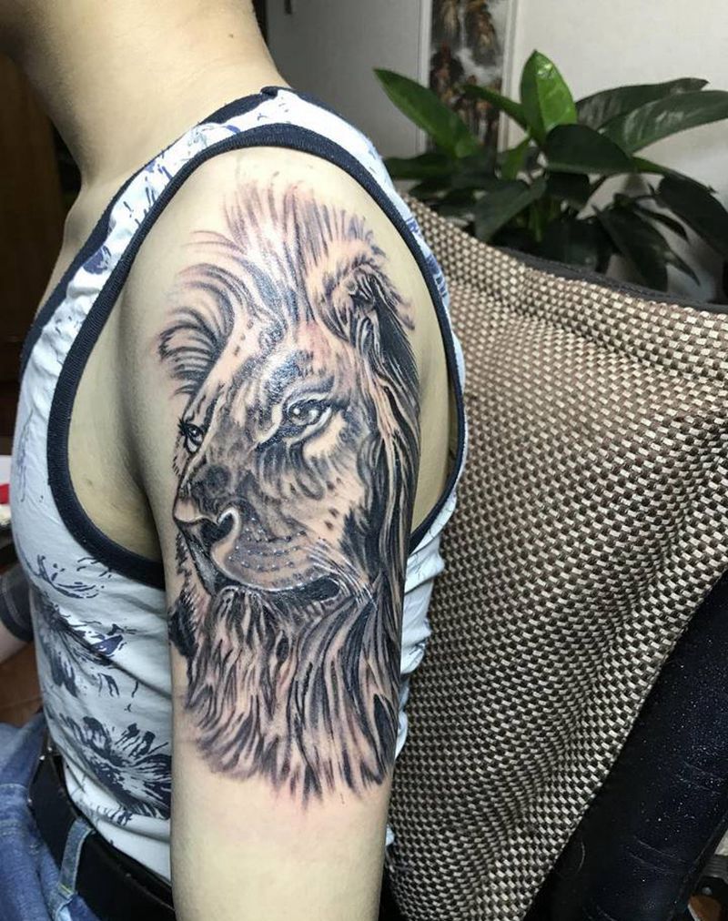 写实狮子纹身图片_肩部欧美写实纹身图案