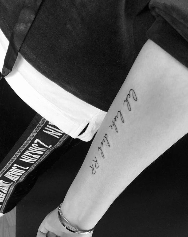 英文小图纹身图片_手臂花体字纹身图案