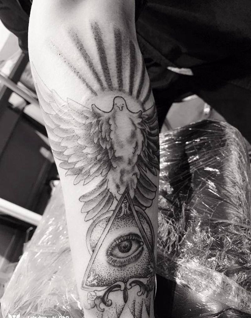 和平鸽纹身图片_肩部纹身图案