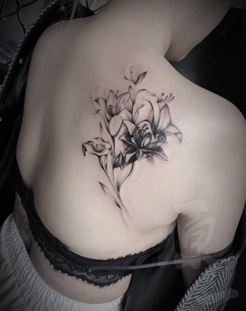 百合花(遮盖)纹身图片_背部百合花纹身图案