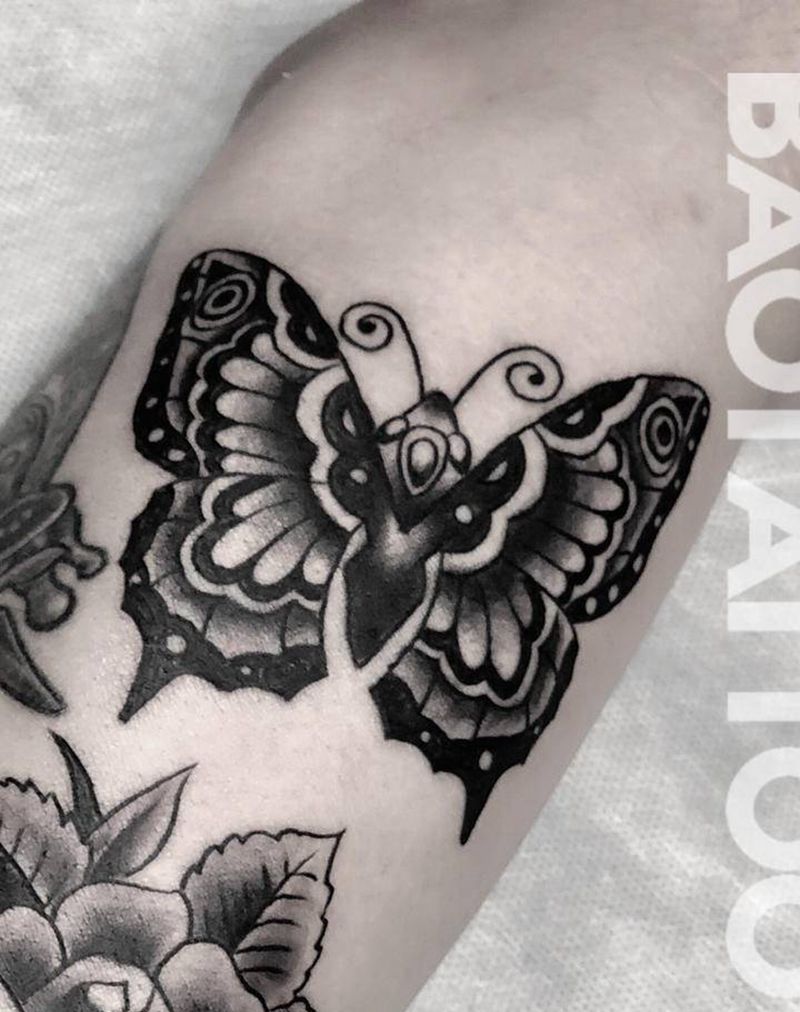 蝴蝶纹身图片_颈部肩部老传统纹身图案