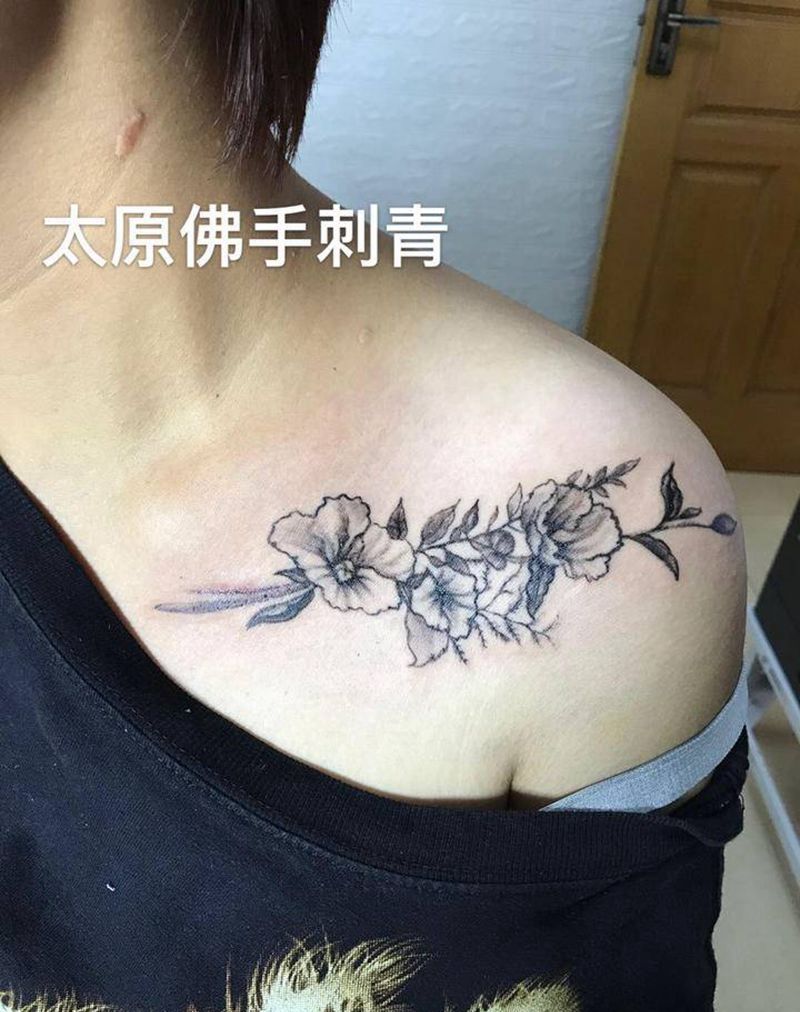 素花纹身图片_颈部欧美写实纹身图案