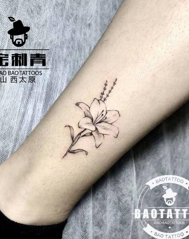 百合花纹身图片_腿部清新花卉纹身图案
