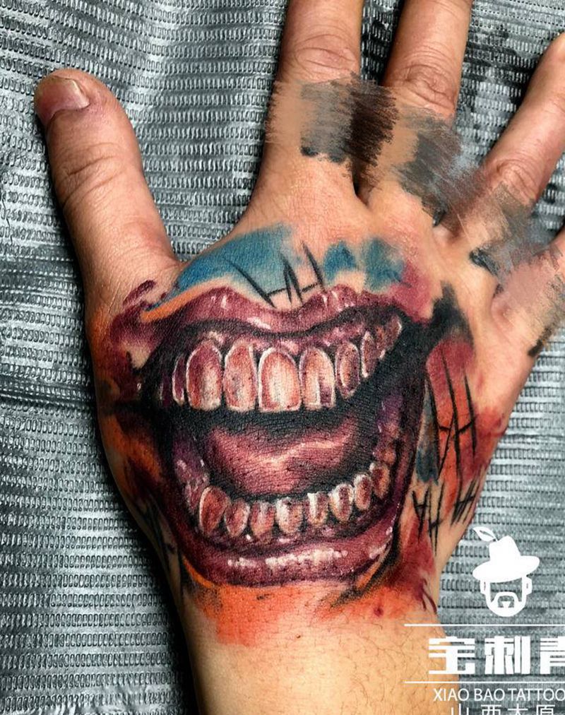 joker纹身图片_手部欧美写实小丑嘴纹身图案
