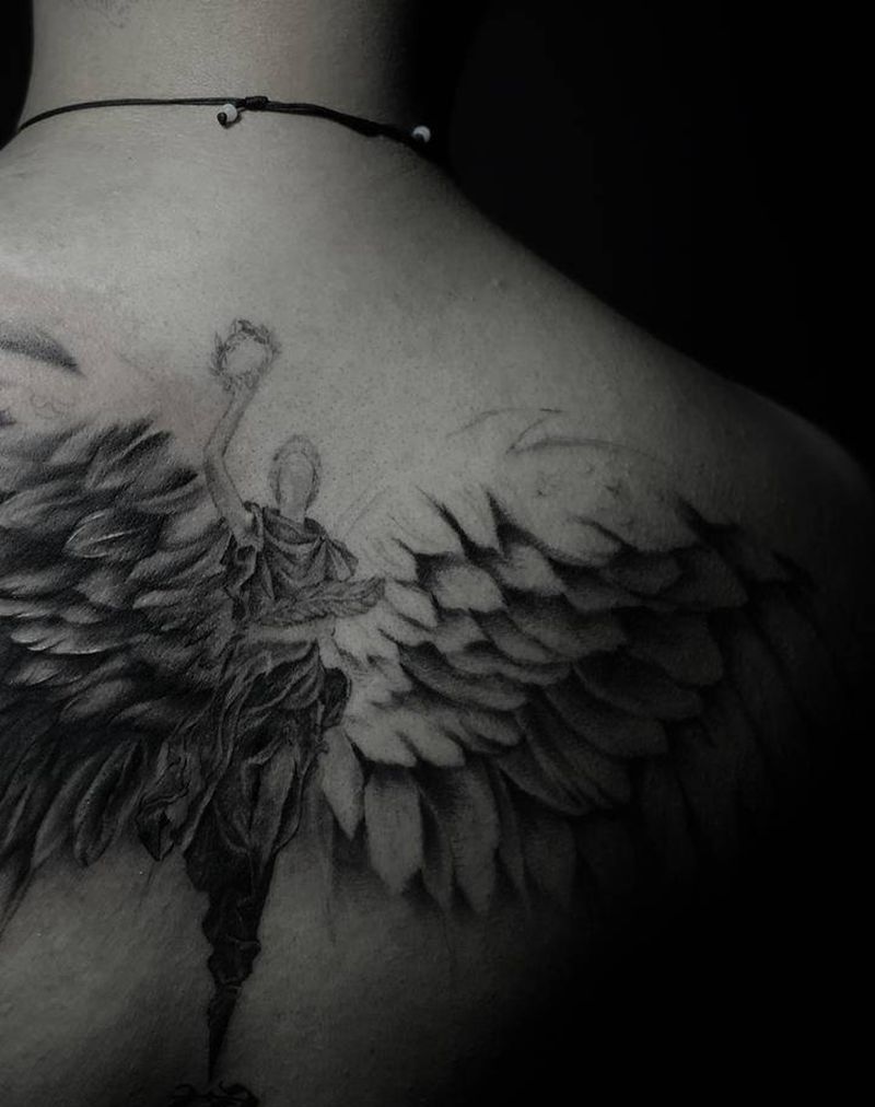 翅膀纹身图片_背部欧美写实纹身图案