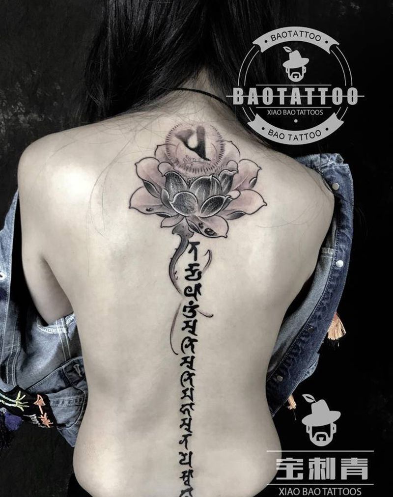 莲花六字真言纹身图片_背部新传统花体字梵文纹身图案