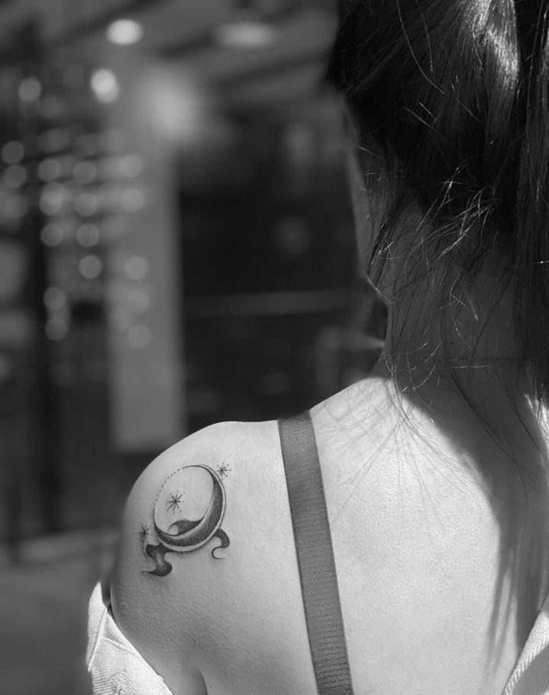 月亮纹身图片_肩部点刺几何清新风纹身图案