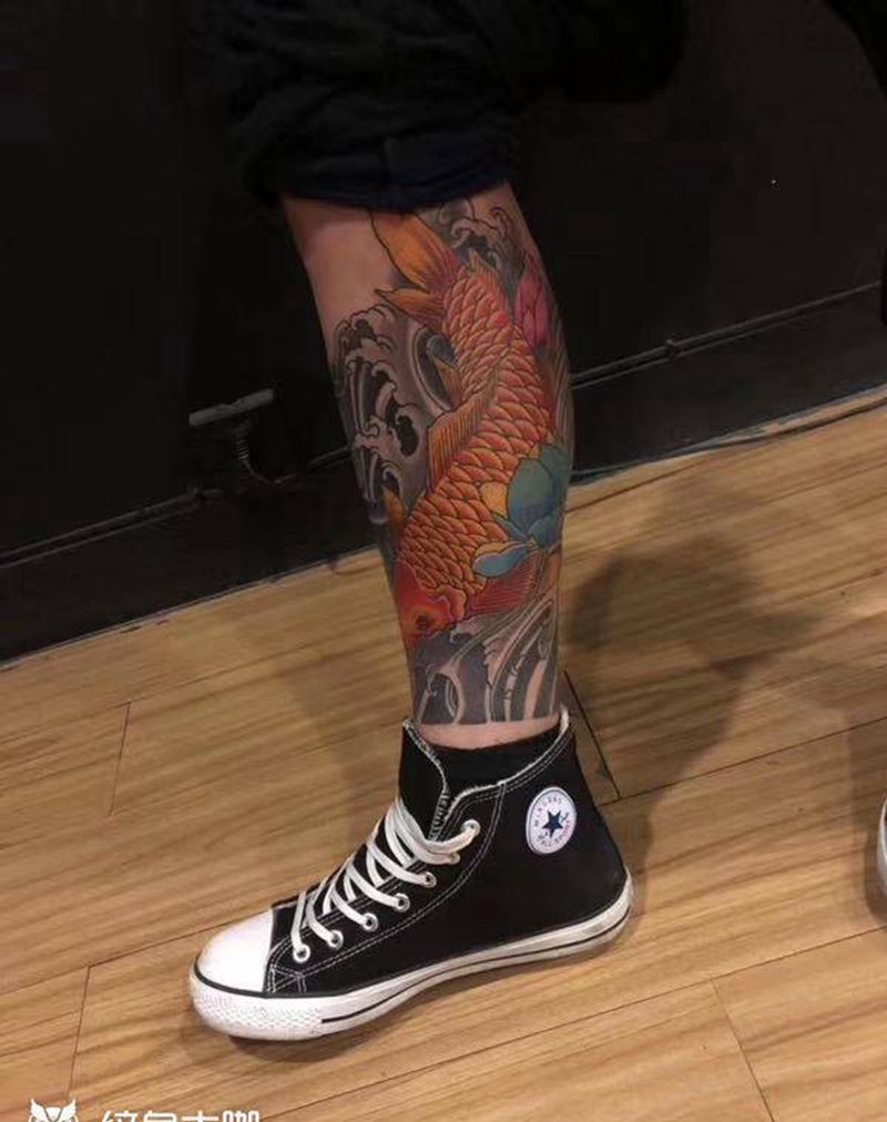 鲤鱼纹身图片_腿部新传统纹身图案