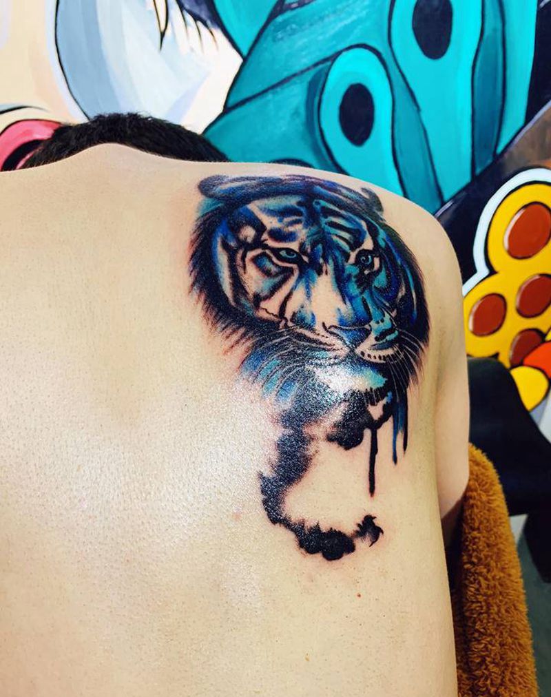 老虎纹身图片_背部欧美写实水彩纹身图案