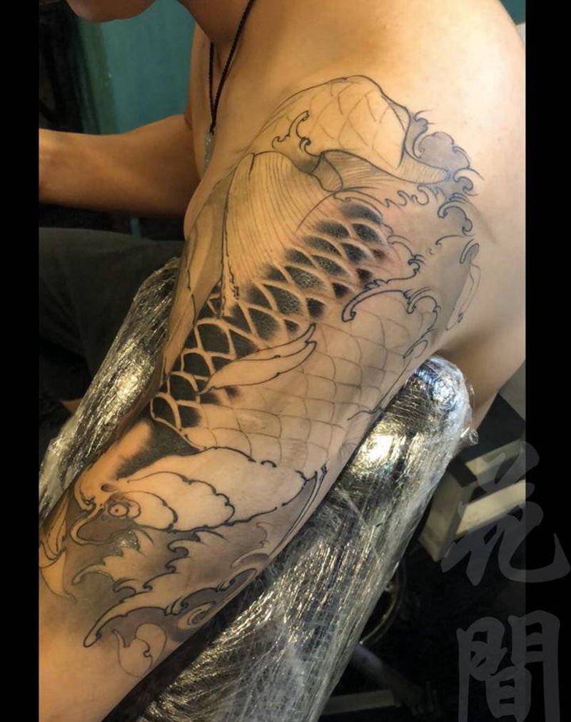 大臂鲤鱼纹身图片_腿部手臂新传统New School纹身图案