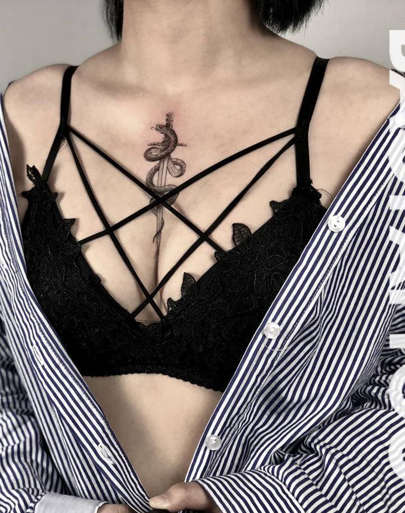 小清新作品纹身图片_胸部几何蛇纹身图案