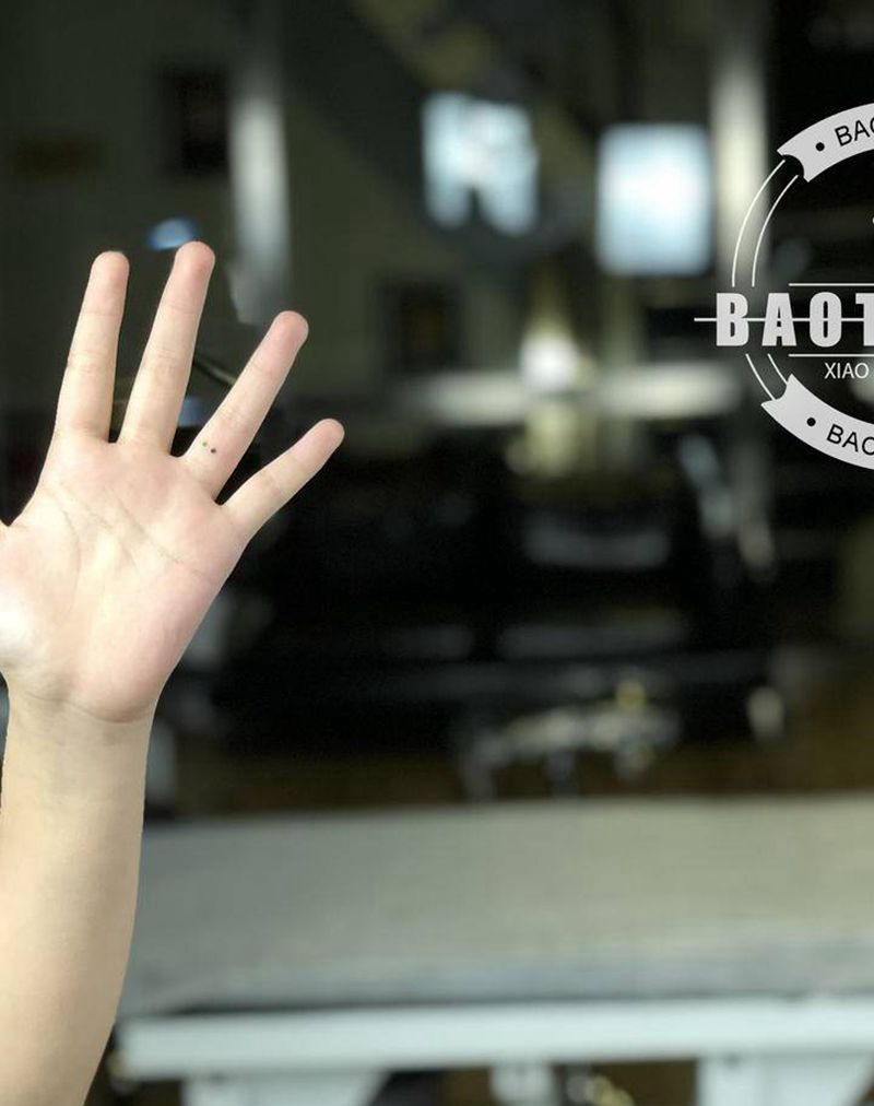 Give me five纹身图片_手部点刺纹身图案