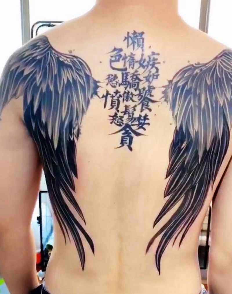 翅膀延伸纹身图片_背部水墨纹身图案