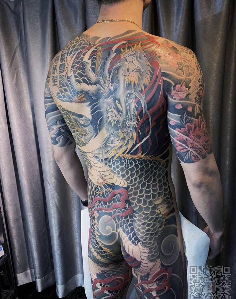 满背龙纹身图片_新传统老传统纹身图案
