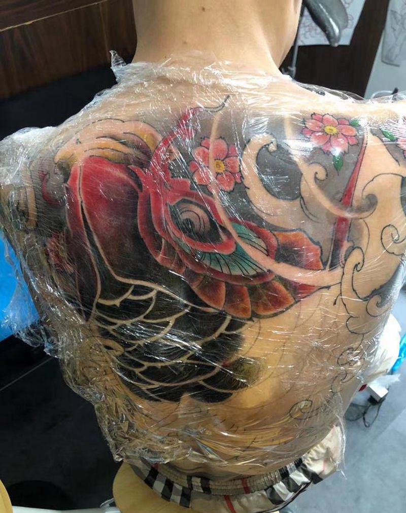 满背鲤鱼进度纹身图片_老传统新传统纹身图案