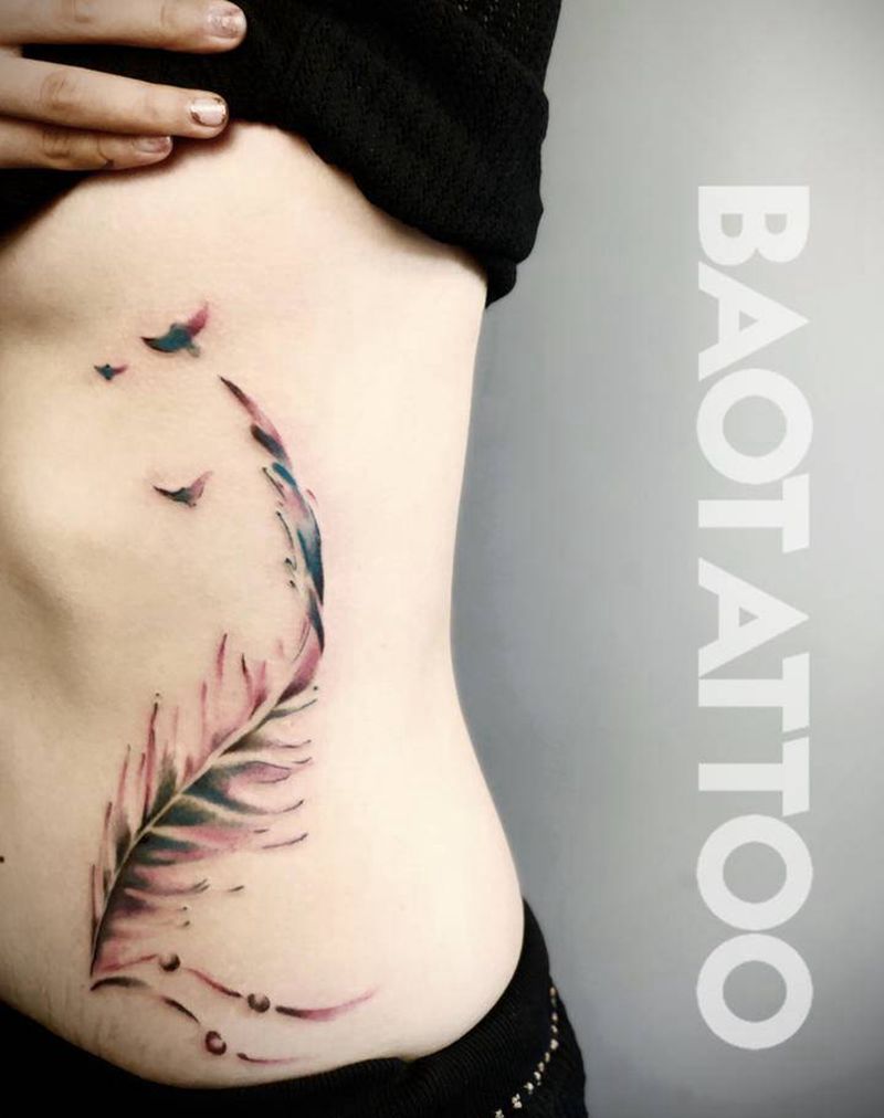 羽毛纹身图片_臀部水彩羽毛纹身图案