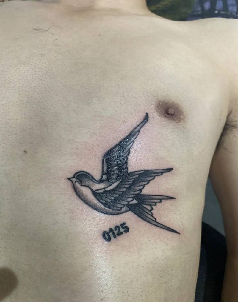 小燕子纹身图片_胸部纹身图案