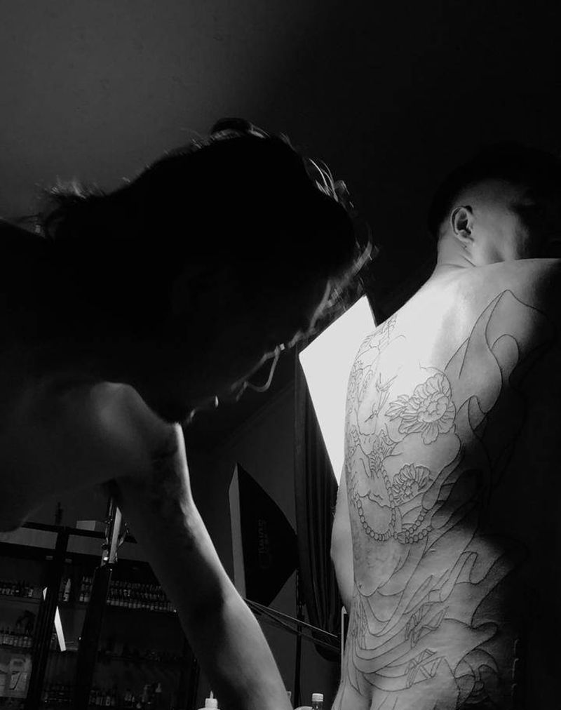 忙碌才是治愈一切的良药纹身图片_背部老传统纹身图案