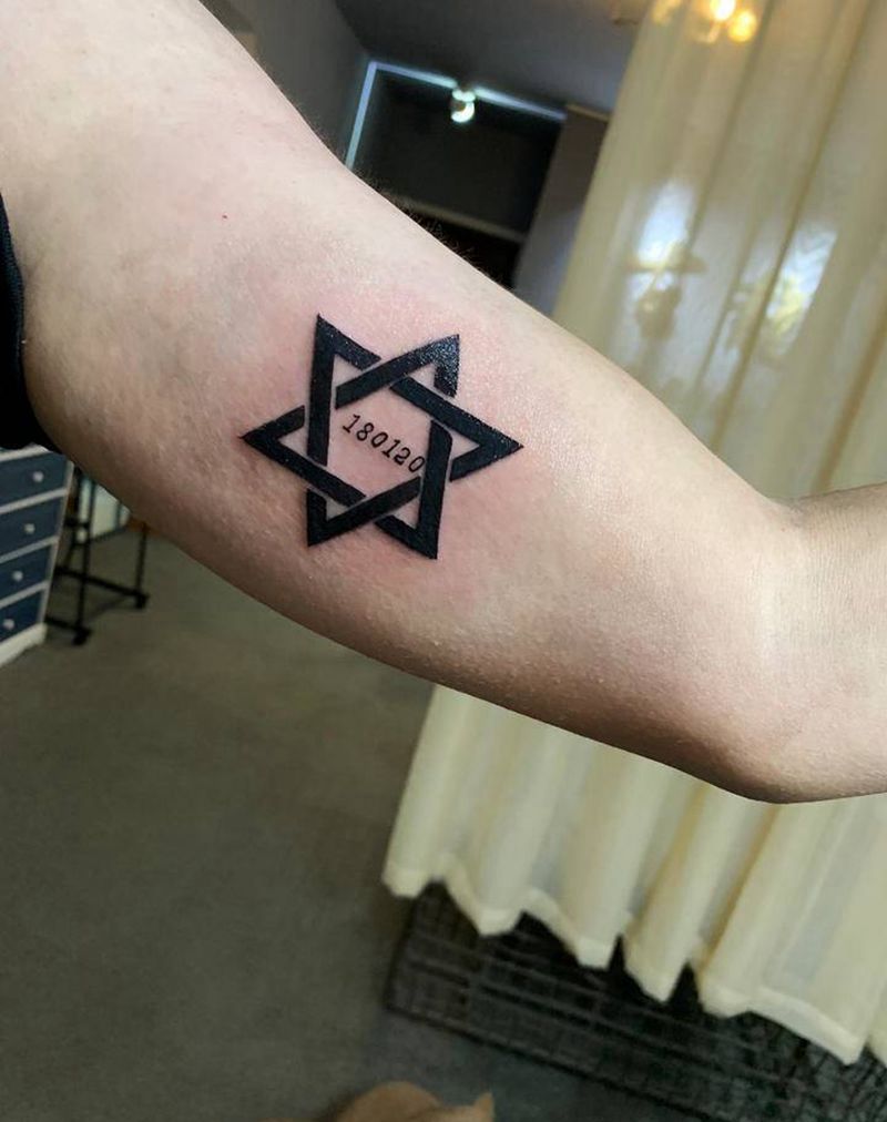 六芒星纹身图片_臀部纹身图案