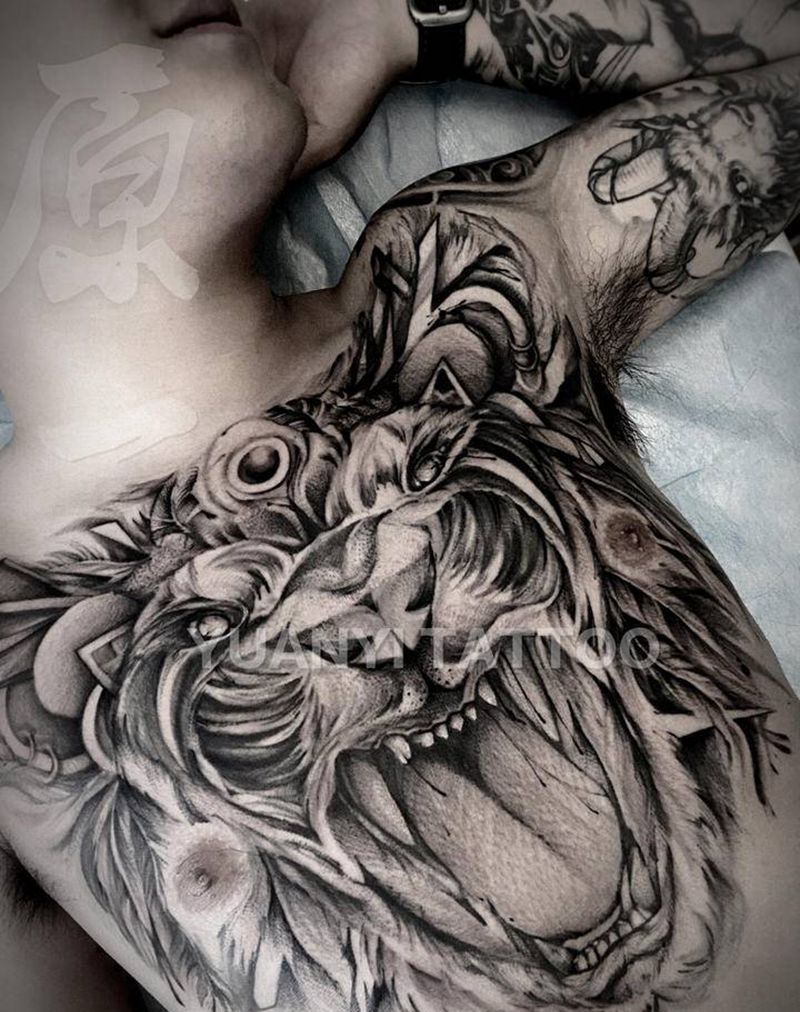 咆哮纹身图片_胸部肩部点刺欧美写实狮子素描纹身blackwork纹身图案