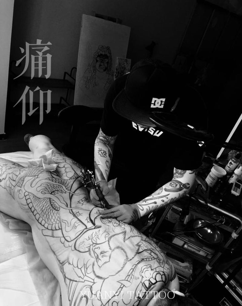 日式满背起稿纹身图片_背部老传统纹身图案