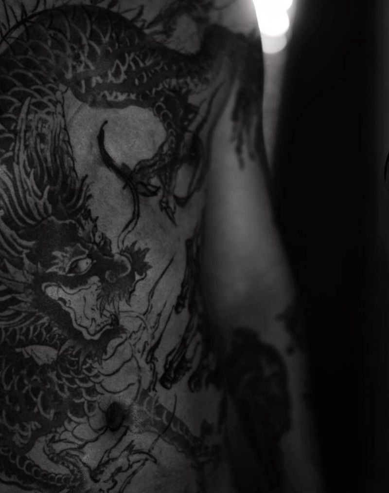 更多进度关注微信好了纹身图片_胸部腹部老传统纹身图案