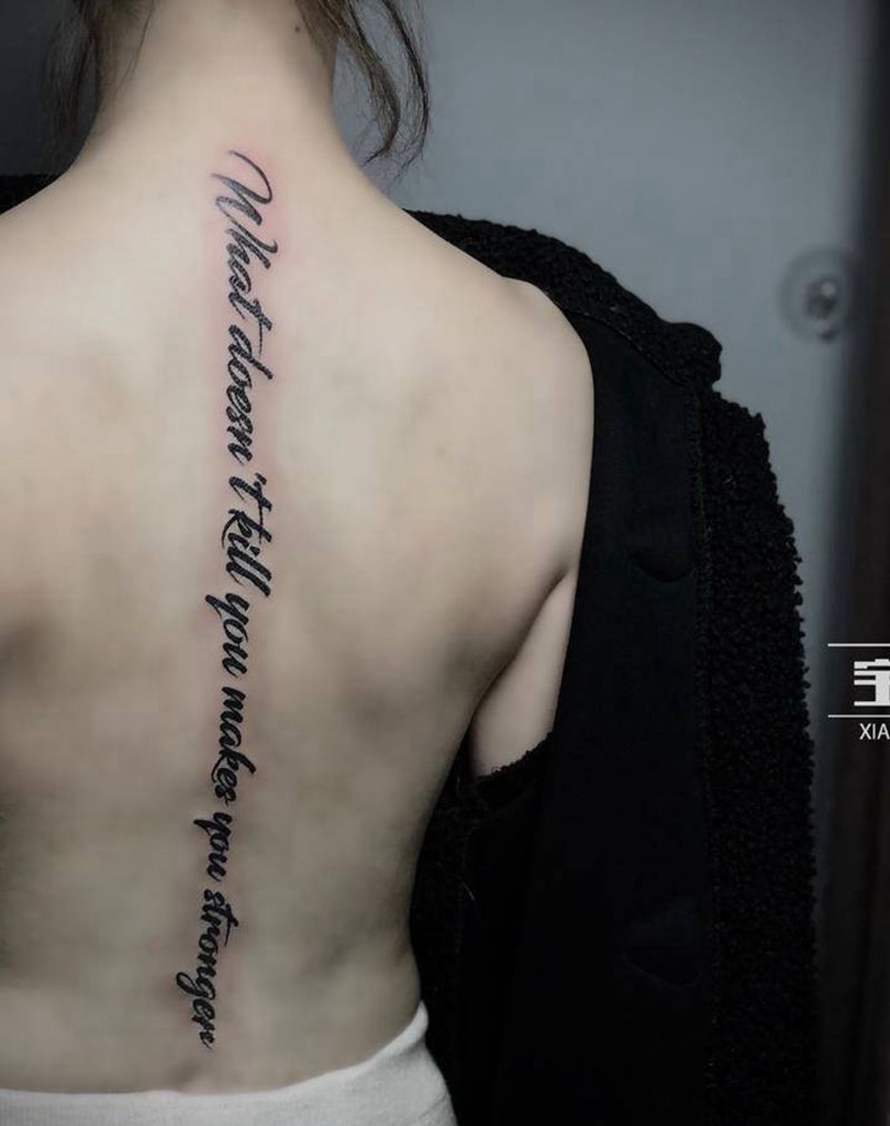 脊柱纹身纹身图片_背部花体字清新纹身图案