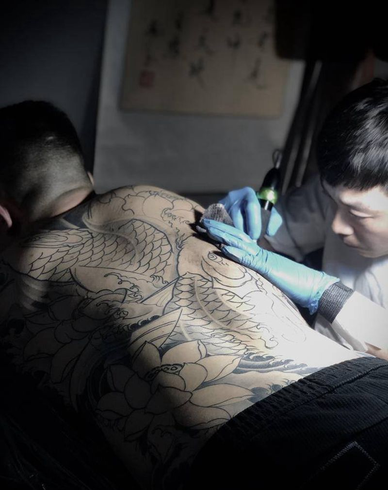 中式新传统锦鲤纹身图片_背部新传统纹身图案